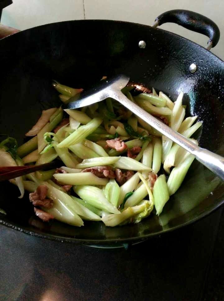 双肉炒西芹步骤5