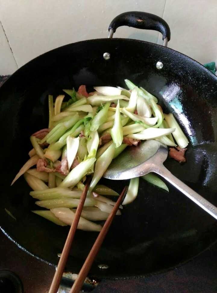 双肉炒西芹步骤4