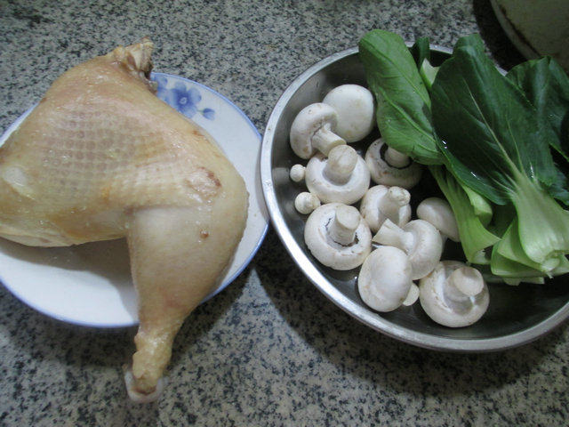 青菜蘑菇鸡腿汤步骤1