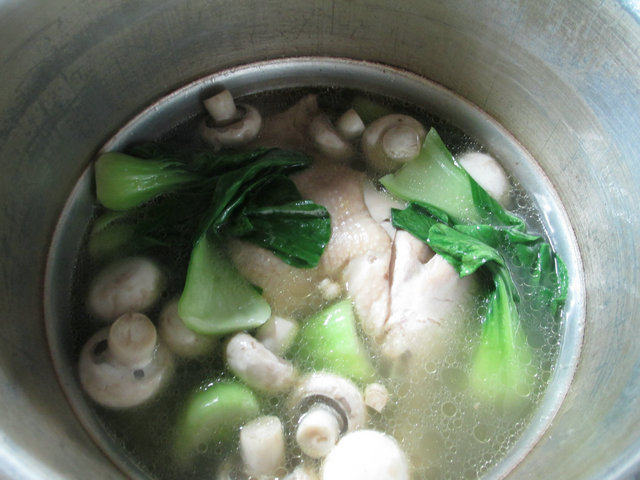 青菜蘑菇鸡腿汤步骤8