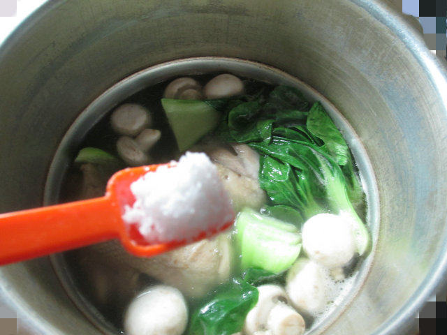 青菜蘑菇鸡腿汤步骤7