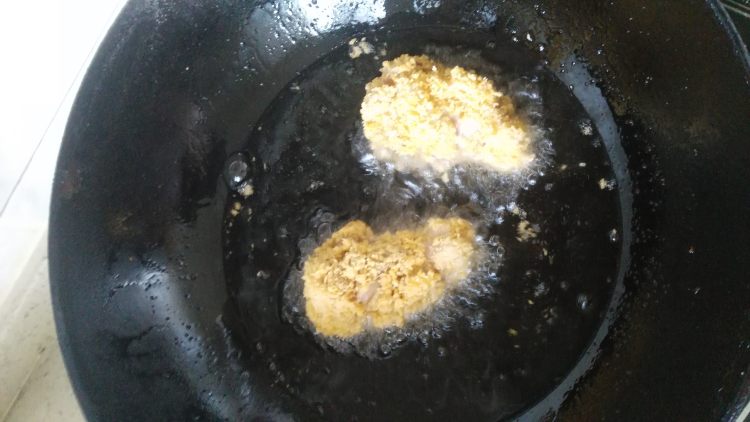 五香炸鸡腿步骤5