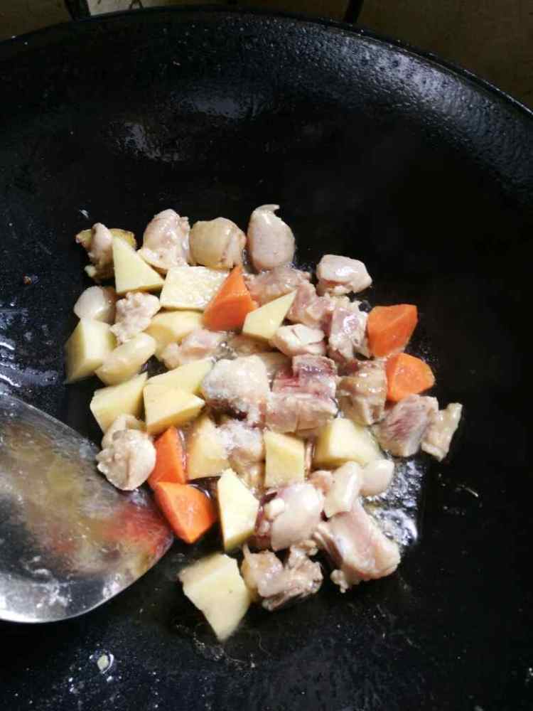 咖喱土豆炖鸡腿步骤3