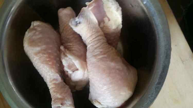 电饭锅版米酒鸡腿步骤1
