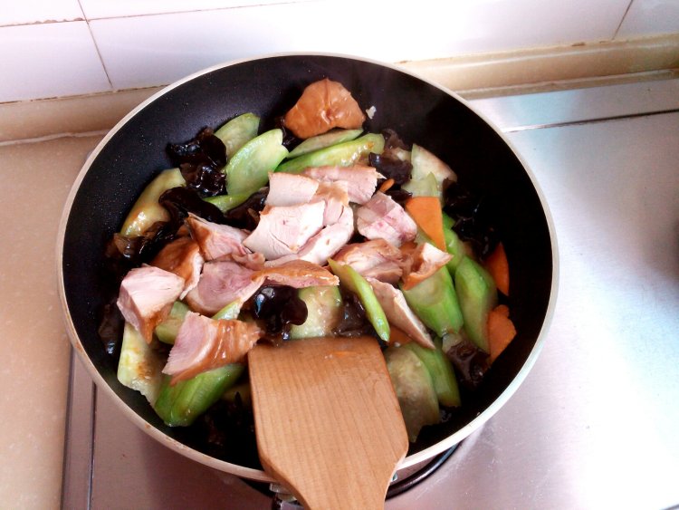 丝瓜木耳炒鸡腿肉步骤7