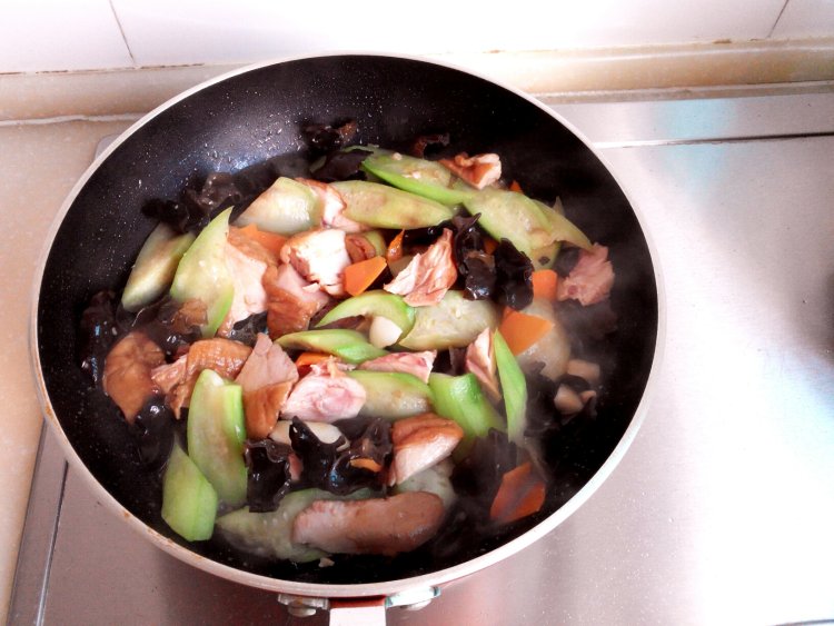 丝瓜木耳炒鸡腿肉步骤8