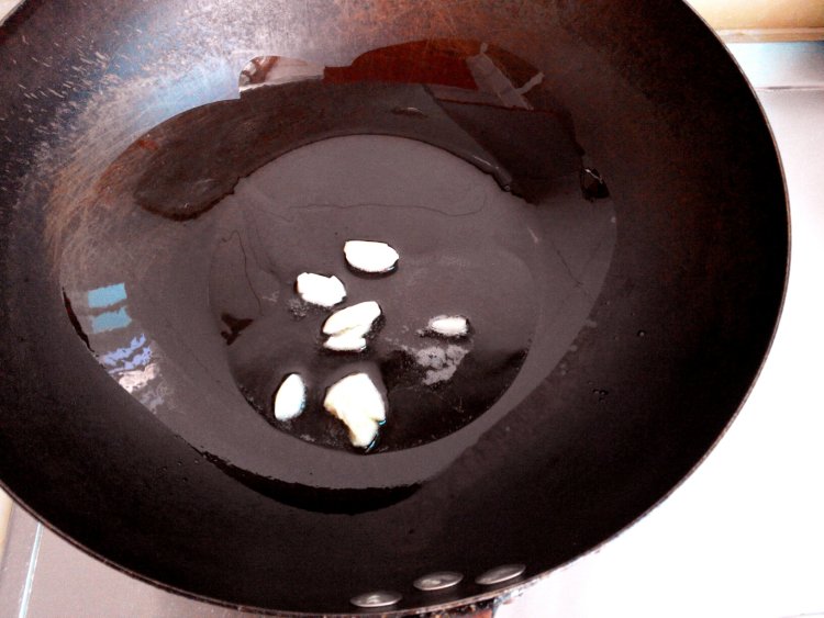 松伞蘑炒鸡腿步骤2