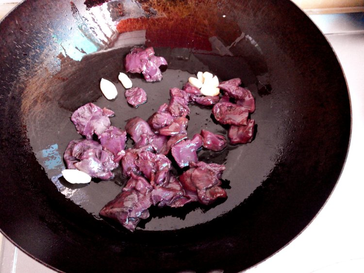 松伞蘑炒鸡腿步骤3