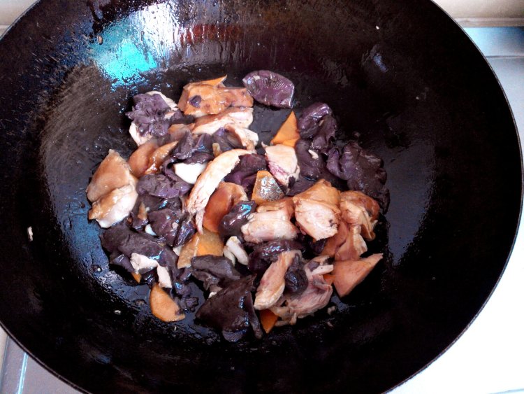 松伞蘑炒鸡腿步骤7
