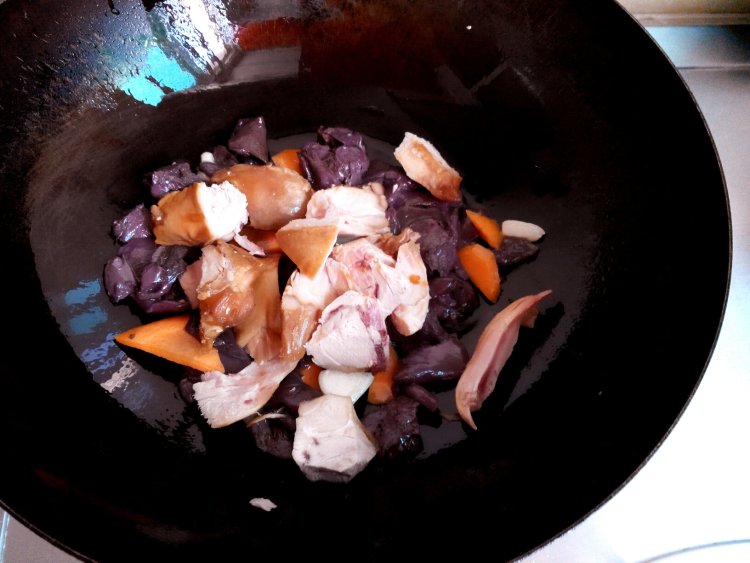 松伞蘑炒鸡腿步骤5
