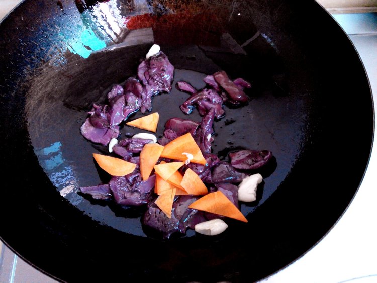 松伞蘑炒鸡腿步骤4