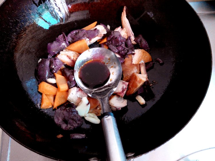 松伞蘑炒鸡腿步骤6