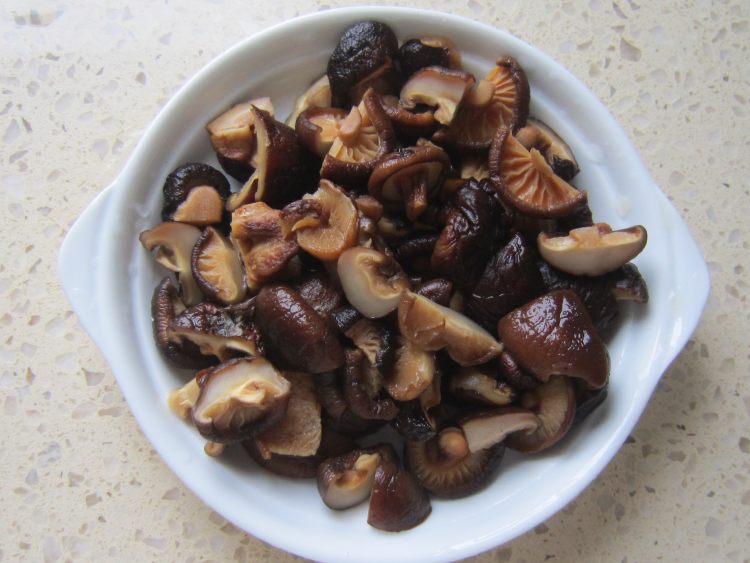 香菇鸡腿焖饭步骤3