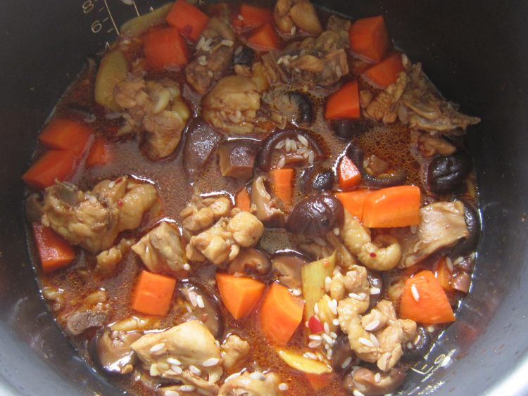 香菇鸡腿焖饭步骤14