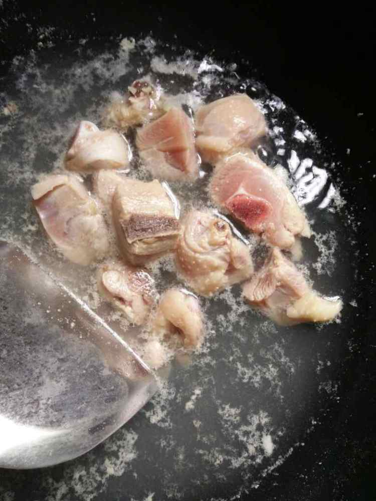 土豆炖鸡腿步骤2