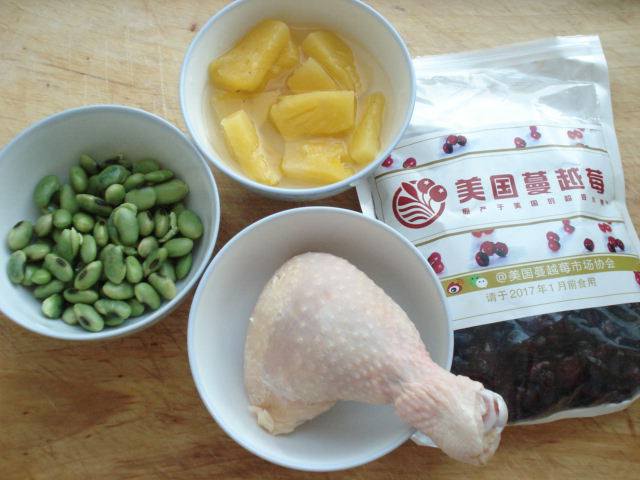 莓干三色鸡丁步骤1