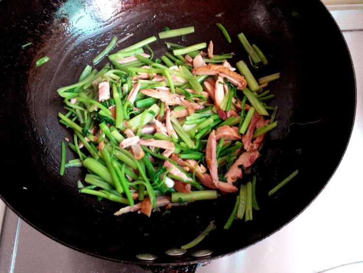 芹菜炒鸡腿肉步骤6