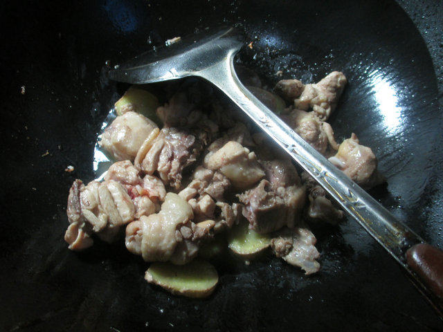 泡椒炒鸡块步骤4