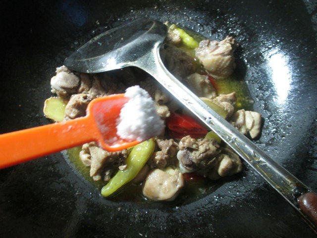 泡椒炒鸡块步骤8