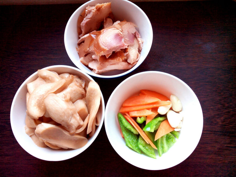 杏鲍菇炒鸡腿肉步骤1
