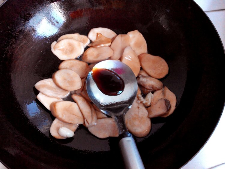 杏鲍菇炒鸡腿肉步骤5