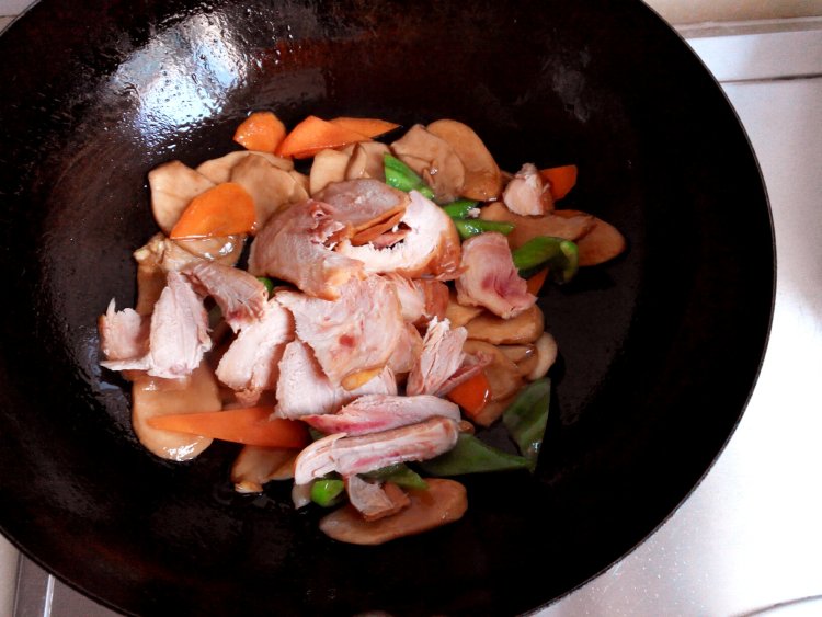 杏鲍菇炒鸡腿肉步骤7