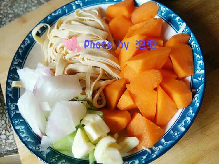 鸡腿烧菌菇步骤2