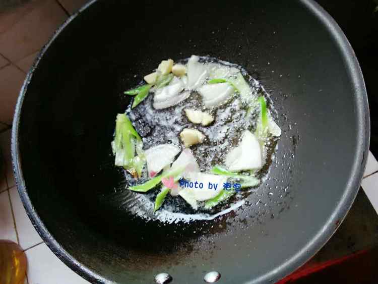 鸡腿烧菌菇步骤4