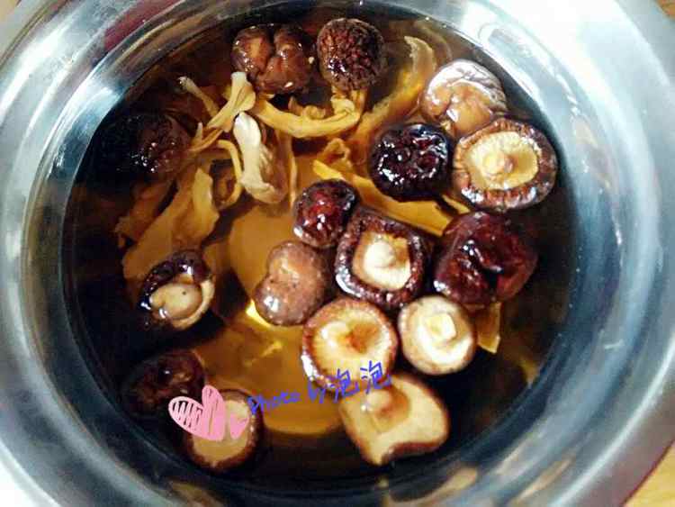鸡腿烧菌菇步骤1