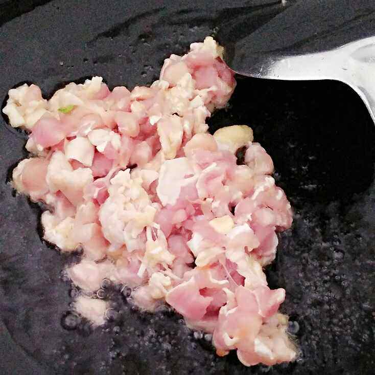 鸡腿肉炒豆角粒步骤3