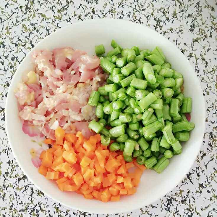 鸡腿肉炒豆角粒步骤2