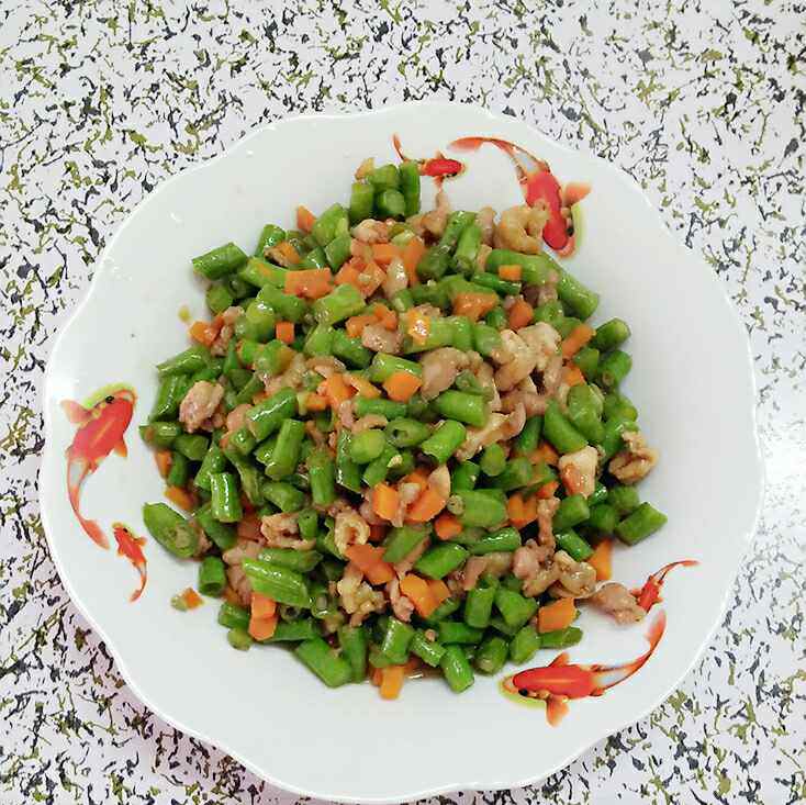 鸡腿肉炒豆角粒步骤6