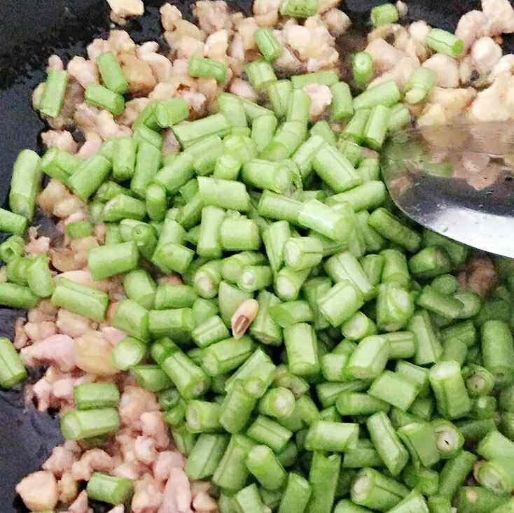鸡腿肉炒豆角粒步骤4