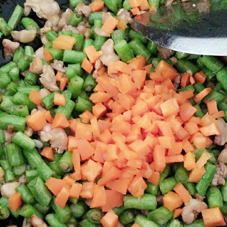 鸡腿肉炒豆角粒步骤5
