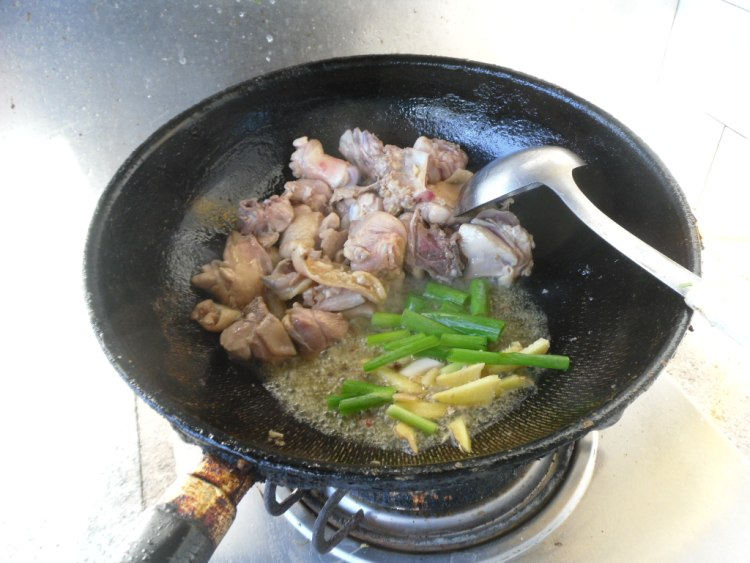 鸡块烧香菇步骤5