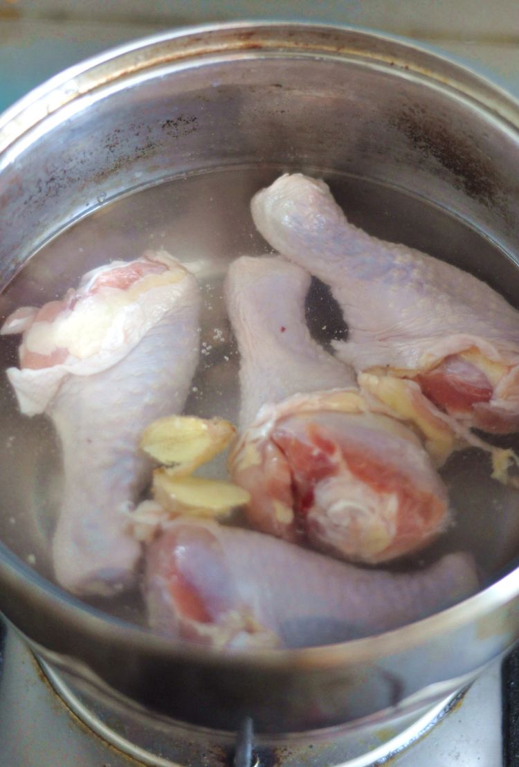 香菇炖鸡腿#多效护理步骤2