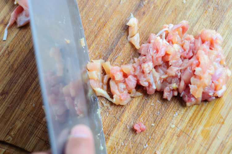 香菇鸡肉酱步骤3