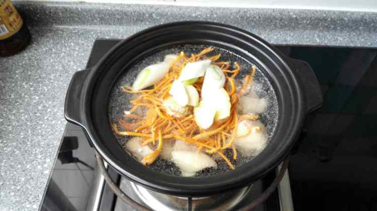 虫草鸡腿煲步骤7