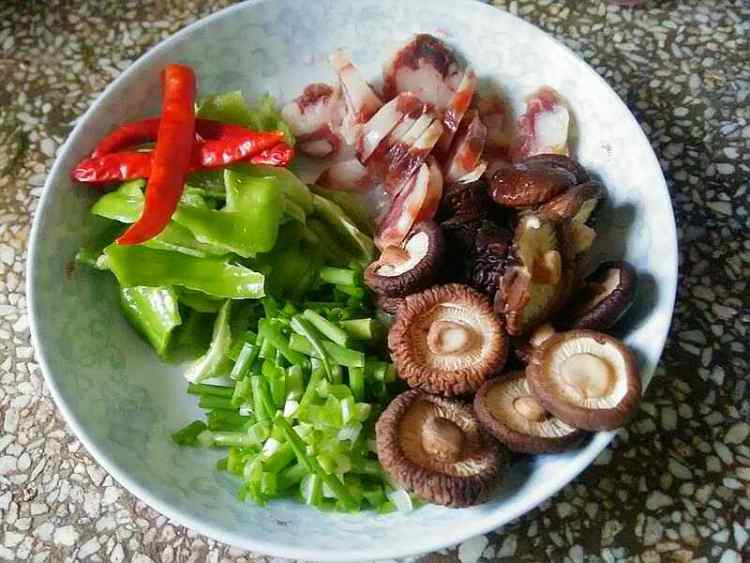 鸡腿香菇煲仔饭步骤2