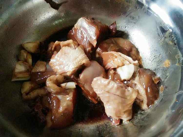 鸡腿香菇煲仔饭步骤1