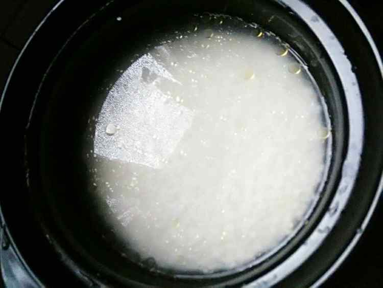鸡腿香菇煲仔饭步骤4