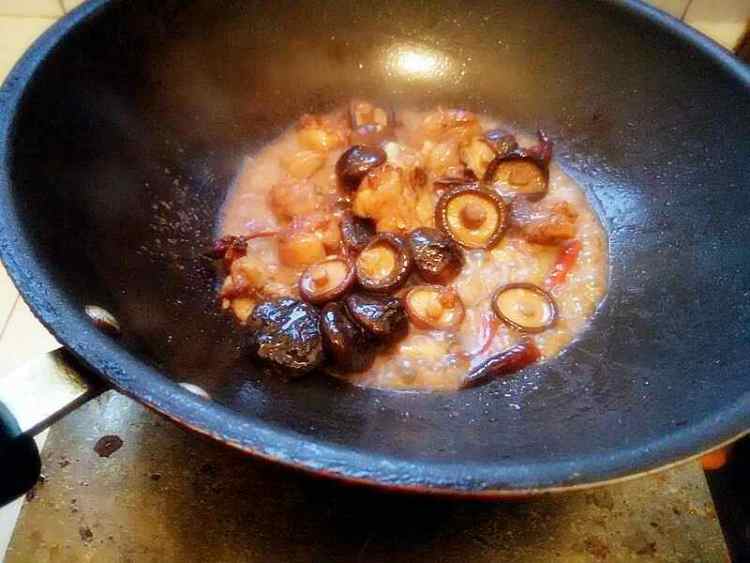 鸡腿香菇煲仔饭步骤7