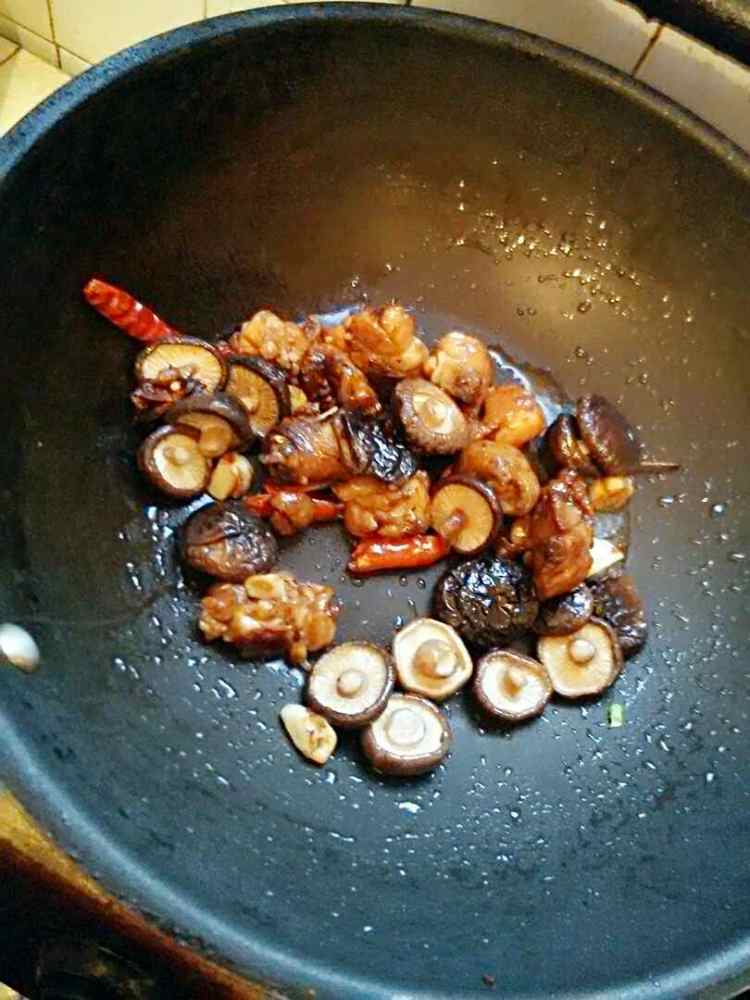 鸡腿香菇煲仔饭步骤6