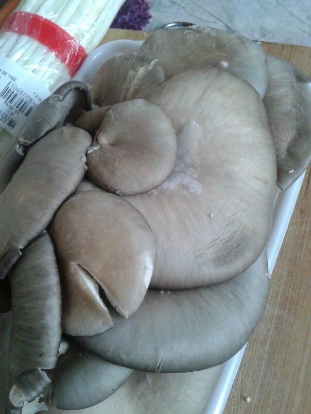 蒜黄蘑菇鸡腿步骤1