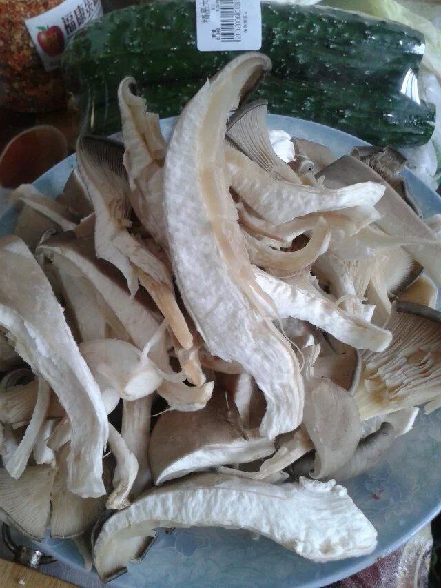 蒜黄蘑菇鸡腿步骤2