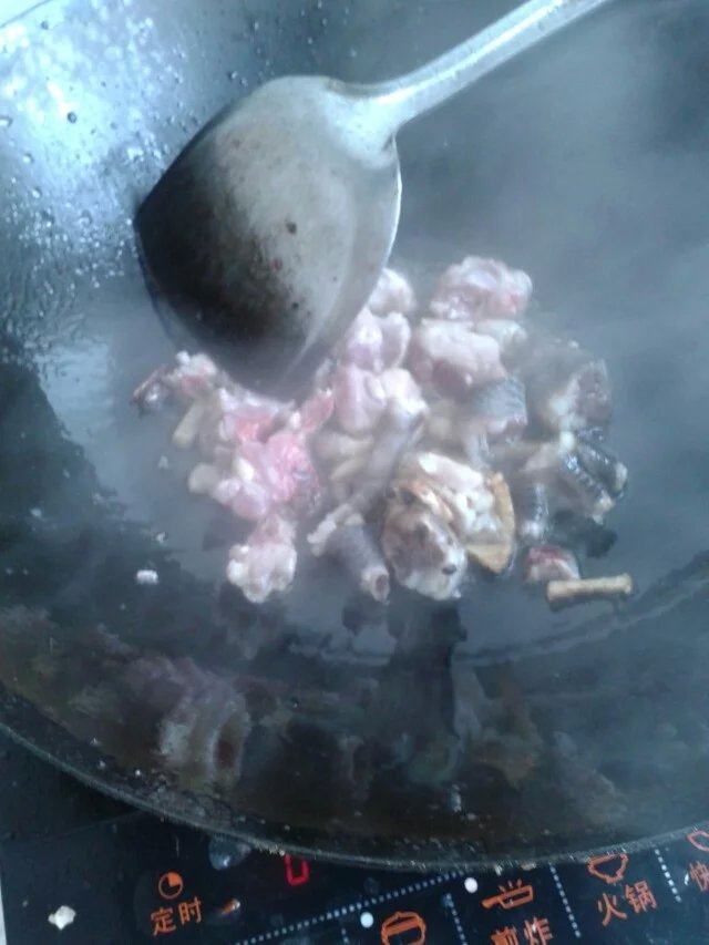 蒜黄蘑菇鸡腿步骤6