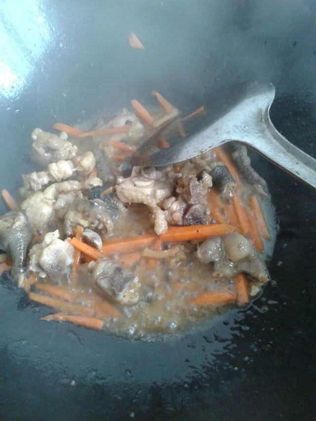 蒜黄蘑菇鸡腿步骤7