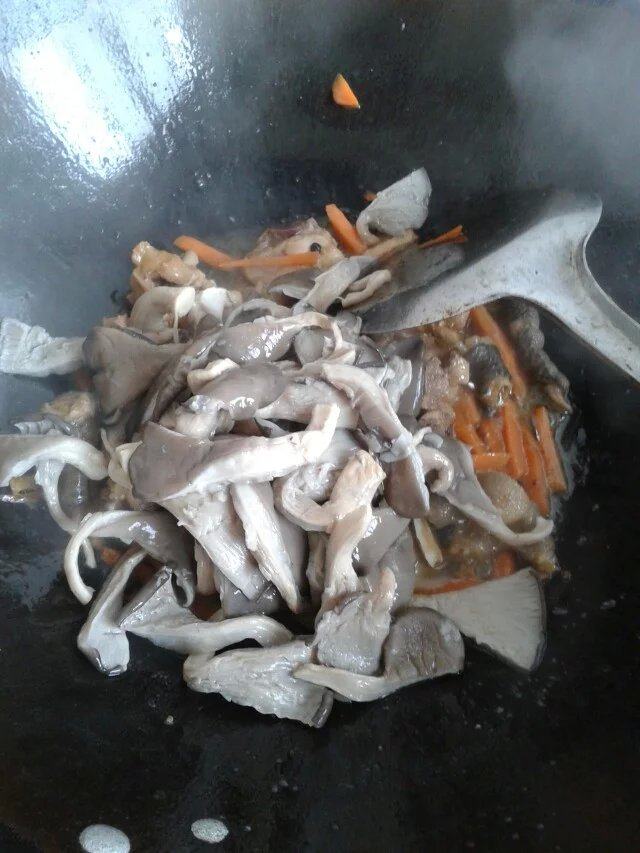 蒜黄蘑菇鸡腿步骤8