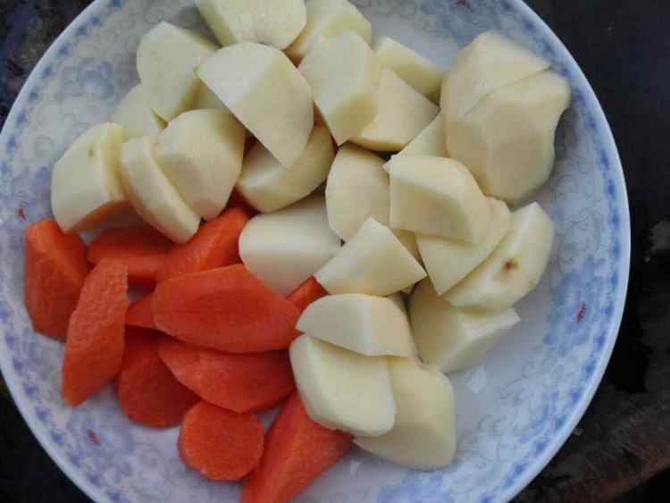 鸡肉炖土豆胡萝卜步骤4