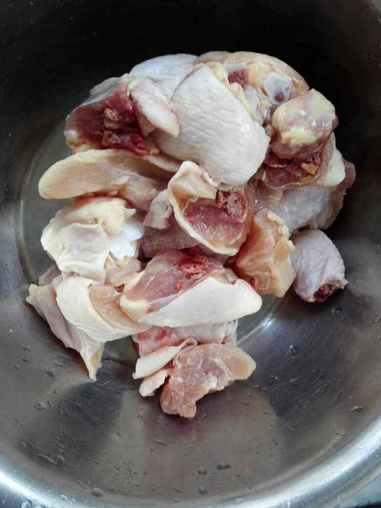 鸡肉炖土豆胡萝卜步骤1